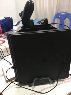 PS4 500TB W/ 2 Controllers and games