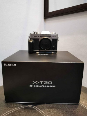 Fujifilm xt20 body silver with box and receipt