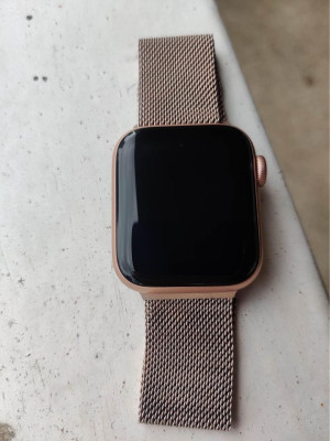 Apple Watch Series 5 40mm (Gold Aluminum Case Pink Sand Sport Band)