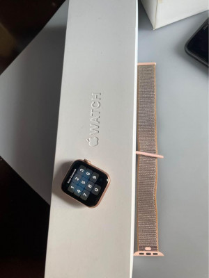 Apple Watch Series 4 Gold Aluminum Case - Pink Sand Sport Loop 40 mm