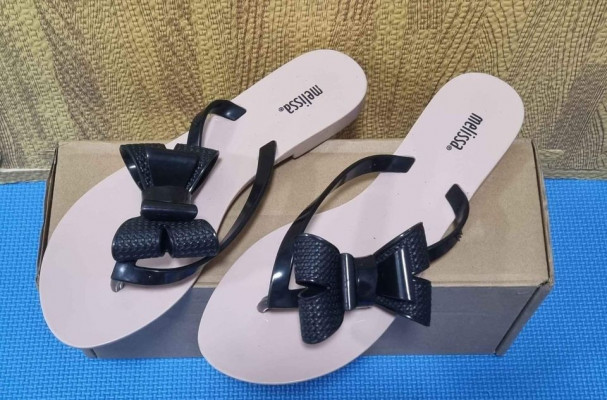 Preloved melissa slippers size 8