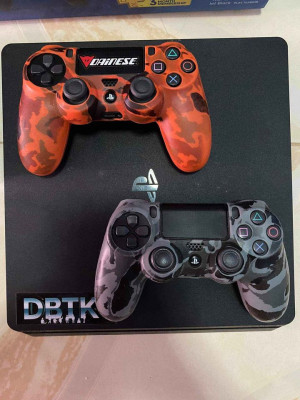 Ps4 for sale No issue 2controller 6cd