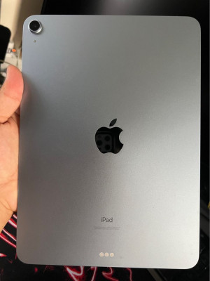 Ipad air 4th gen 64gb with magnetic case