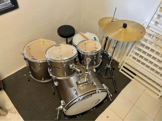 Pearl Roadshow 5-Piece Drum Set