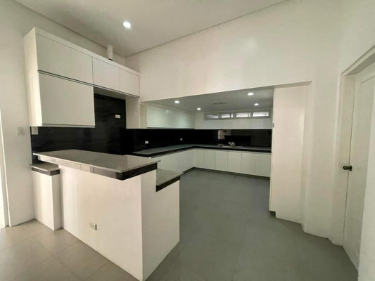 Big Garden with pool House and Lot For Sale