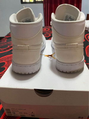 Wmns Air Jordan 1 mid triple white