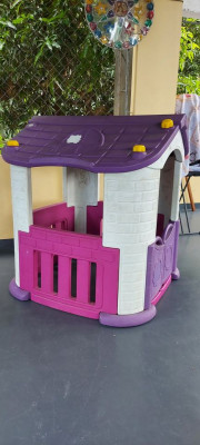 PLASTIC OUTDOOR PLAYHOUSE