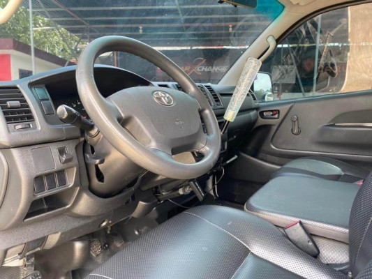 2017 Toyota hiace commuter