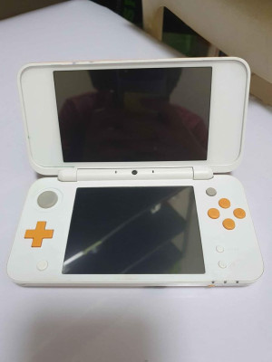 Selling White Orange New Nintendo 2DS XL