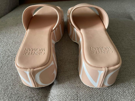 GENUINE GENTLEWOMAN PLATFORM SLIDES