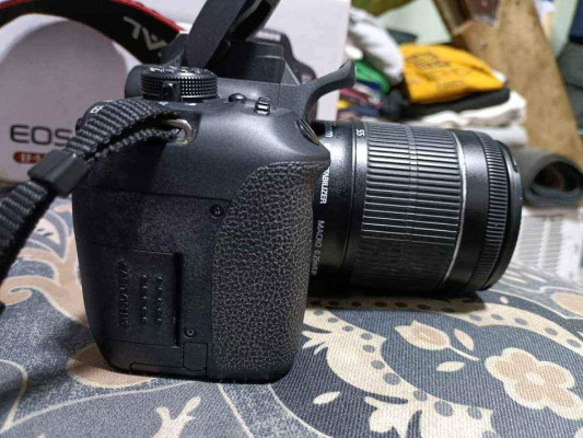 Canon 700d with 18-55mm STm with box and bag Fliptouchscreen Good as New