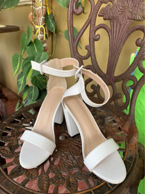 White Sandals size 6
