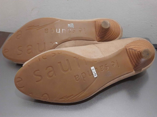 Le Saunda Heels