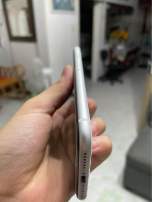 Iphone se 2020 64 gb negotiable