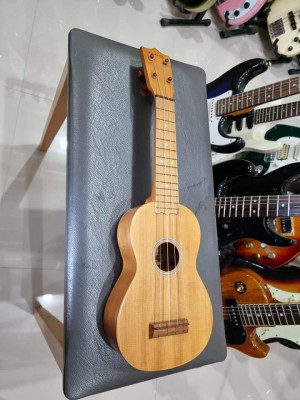 Vintage yamaha no.80 ukulele made in japan