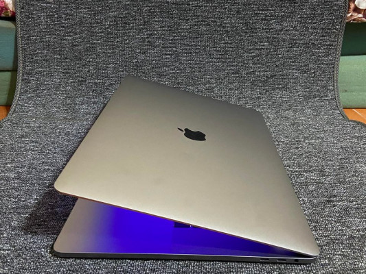 • MacBook Pro 15-inch 2019