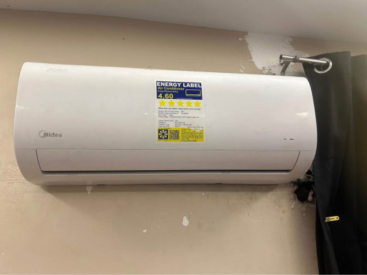 Midea celest 1hp split type inverter 1 year used only