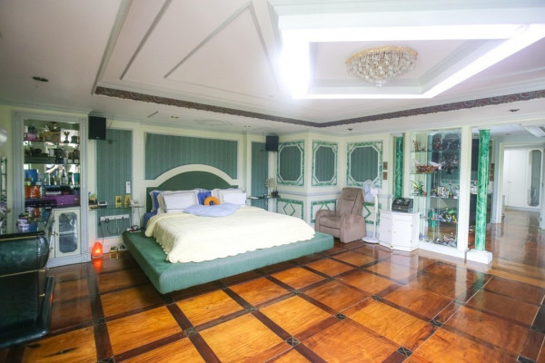 ⁣House and Lot in Ayala Alabang⠀