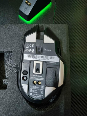 RAZER BASILIK ULTIMATE wireless gaming mouse with charging dock