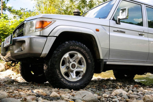 2012 Toyota land cruiser 76