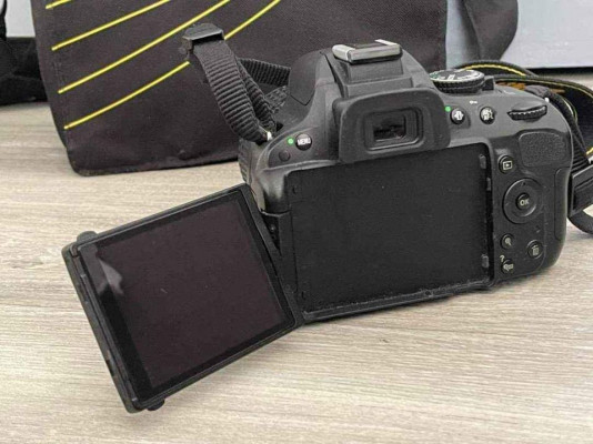 Very fresh Nikon D5100 Dslr Tilting Lcd / 18-55mm Lens