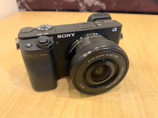 Sony A6400 w/ kit lens (Good as new)