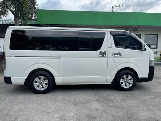 2009 Toyota hiace commuter