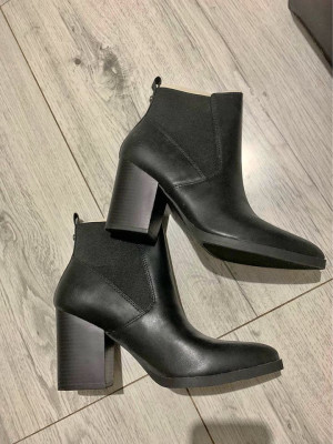 GBG Los Angeles Aivela Black Boots