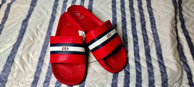 GAP STRIPE SLIDES SIZE 8-9 RED