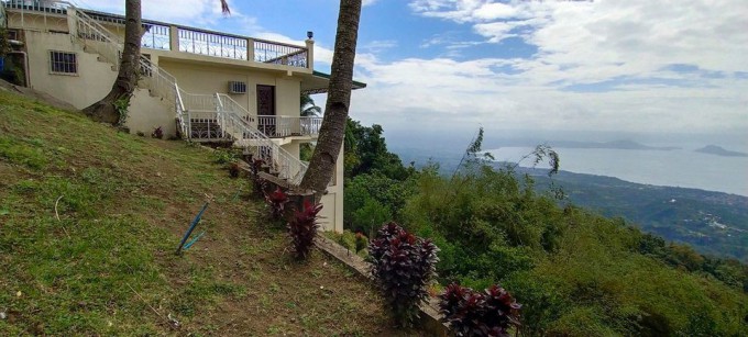 HOUSE & LOT FOR SALE!