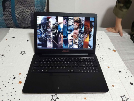 Asus core i7-7th generation 12gb ram GeForce 930MX 2gb videocard 2.90ghz