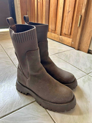 Call it spring brand (sister company of Aldo) chunky boots size 36 can fit to 35