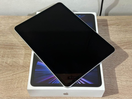 iPad Pro M1 Chip 11 inch 128GB Silver with Pencil and Keyboard
