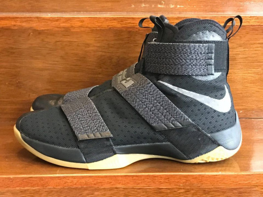 For Sale Only : Pre-loved Nike Lebron Zoom Soldier X black gum