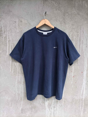 Y2K side swoosh Nike shirt XL on tag Dimes:23×28 Excellent condition