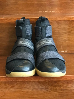 For Sale Only : Pre-loved Nike Lebron Zoom Soldier X black gum