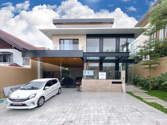 Sophisticated Prime House and Lot for Sale in White Plains Quezon City⠀