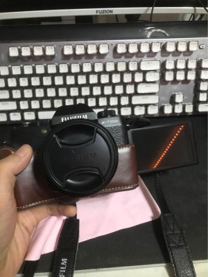 BLACK FUJIFILM CAMERA XT100