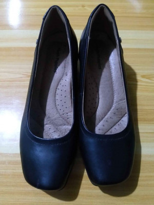 Used Hush Puppies black leather shoes