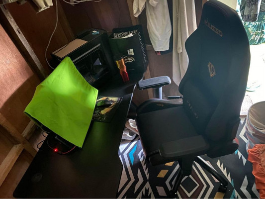 Selling my preloved Gaming Chair