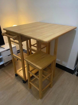 Breakfast table and 2 bar stools