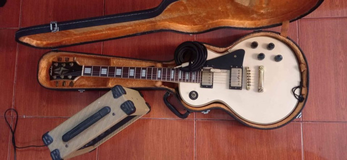 Guitar w/ hardcase & amplifier