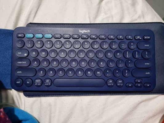 Logitech K380 Keyboard w/ Leather Case/Mousepad