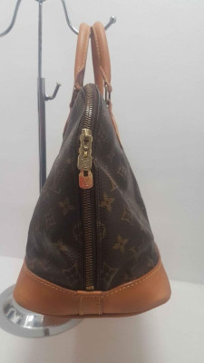 💯% authentic Louis Vuitton