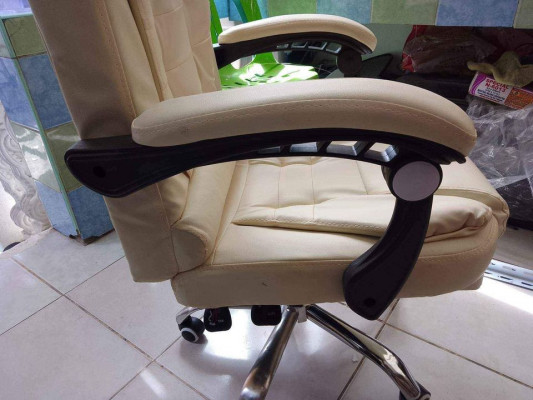 Boss chair with minimal dents
