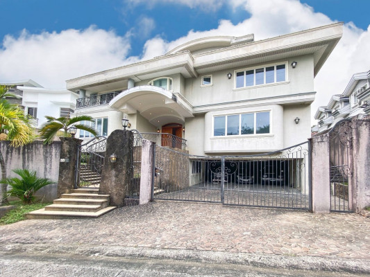 ⁣Impressive Family Heritage Mansion for Sale in Ayala Heights with Mountain View