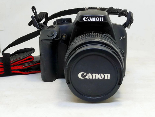 canon eos 1000d with 18-55mm is lens