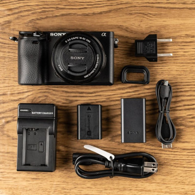 Sony A6400 APSC camera with kitlens - 10+k shutter counts