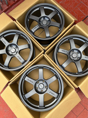 BRANDNEW 18" VOLK RAYS MAGS