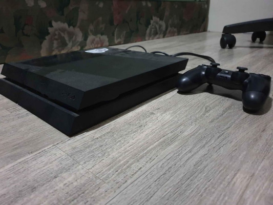 PS4 Phat (500 gb) w/ DS4